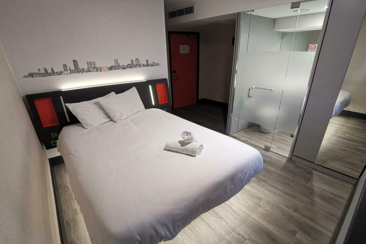 Easyhotel Cardiff Esterno foto